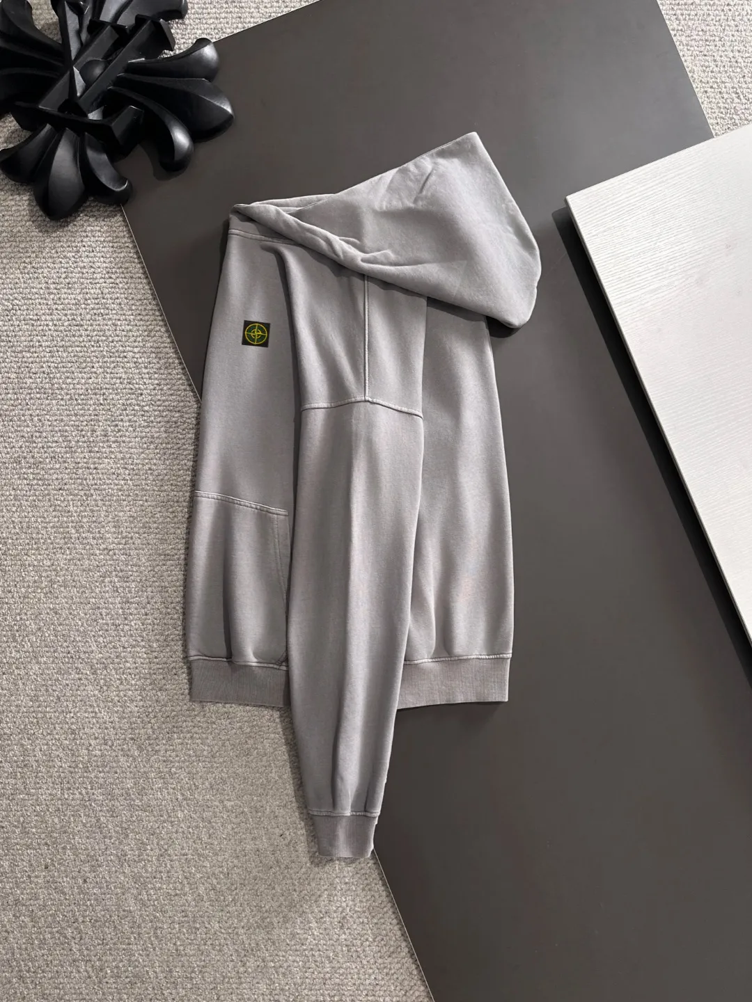 Next day shipping P720 Stone lsland/stone island high quality 2025 autumn and winter new casual heavy industry suit exclusively developed by yb! High quality production! The top version of the trading company channel order, external orders for imported custom fabrics, high breathability and comfort, impeccable details, absolutely worth buying! This type of suit is also a must-have for lazy people. You don’t have to think about how to match it, you can just get it in one set! Brand element design concept, delicate and soft feel! It presents a casual cut and the upper body shape is great! On sale simultaneously on the official website! From a high-end men's positioning brand, the low-key luxury taste is irresistible! Exquisite workmanship and impeccable quality! The overall style is simple, fashionable and timeless, fully meeting the requirements of stylish and tasteful dressing! Sizes: S to XL (or state your height and weight when placing an order)